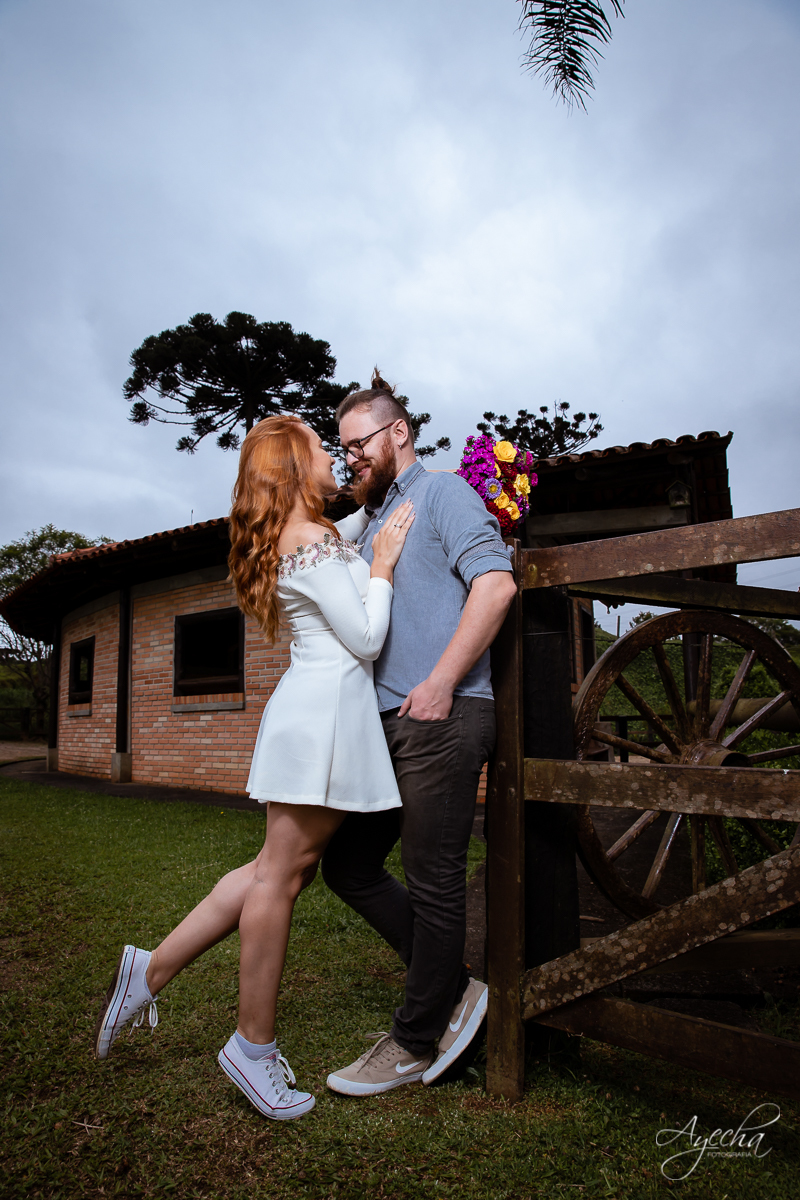 Ensaio de casal; Casal Curitiba; Fotografa de casais Curitiba; Fotografa Piraquara; Ensaio romântico; Pré wedding Curitiba; Ensaio pré casamento; Ensaio ao ar livre; Fotografa Curitiba; Inspiração para fotos de casal; EnsaioTijucas do Sul; 