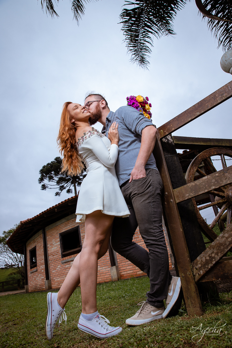 Ensaio de casal; Casal Curitiba; Fotografa de casais Curitiba; Fotografa Piraquara; Ensaio romântico; Pré wedding Curitiba; Ensaio pré casamento; Ensaio ao ar livre; Fotografa Curitiba; Inspiração para fotos de casal; EnsaioTijucas do Sul; 