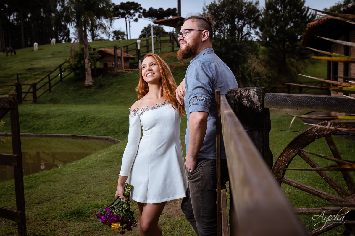 Ensaio de casal; Casal Curitiba; Fotografa de casais Curitiba; Fotografa Piraquara; Ensaio romântico; Pré wedding Curitiba; Ensaio pré casamento; Ensaio ao ar livre; Fotografa Curitiba; Inspiração para fotos de casal; EnsaioTijucas do Sul; 