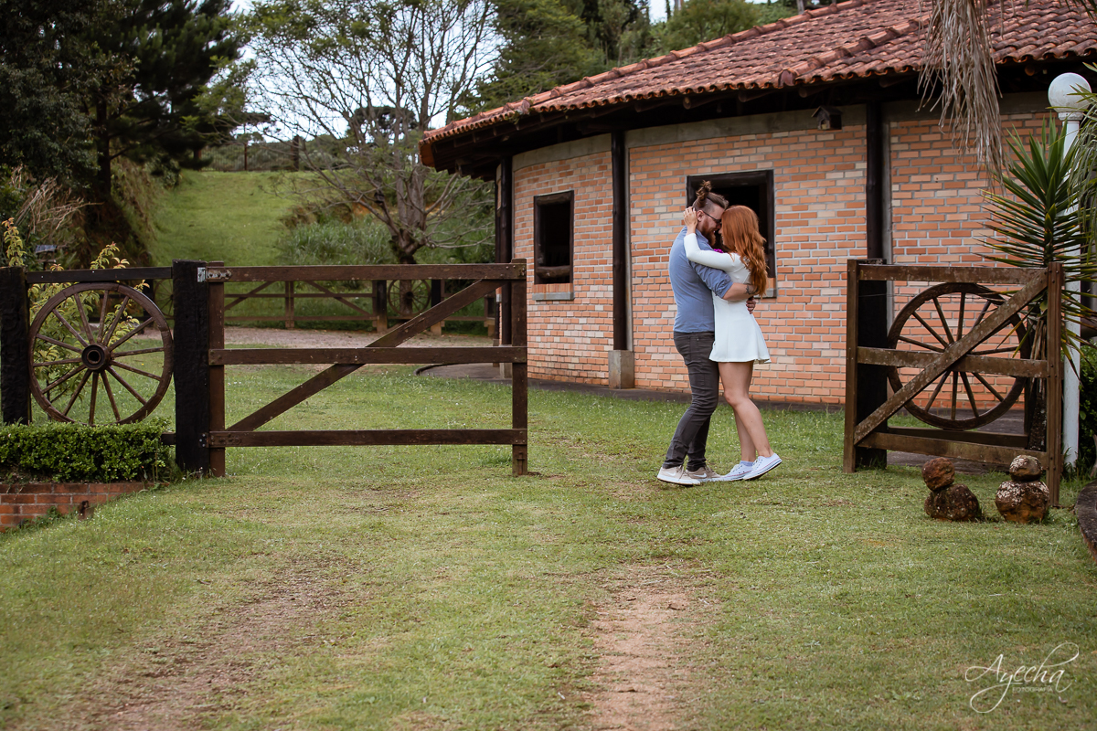 Ensaio de casal; Casal Curitiba; Fotografa de casais Curitiba; Fotografa Piraquara; Ensaio romântico; Pré wedding Curitiba; Ensaio pré casamento; Ensaio ao ar livre; Fotografa Curitiba; Inspiração para fotos de casal; EnsaioTijucas do Sul; 