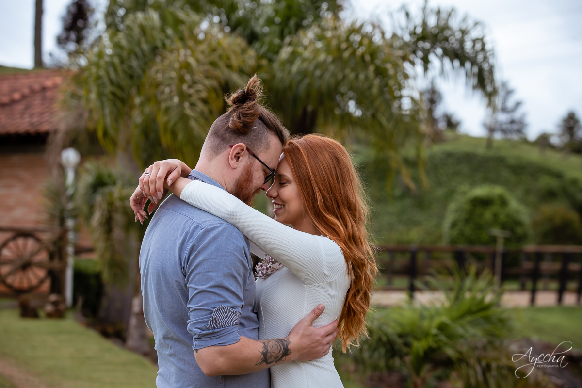 Ensaio de casal; Casal Curitiba; Fotografa de casais Curitiba; Fotografa Piraquara; Ensaio romântico; Pré wedding Curitiba; Ensaio pré casamento; Ensaio ao ar livre; Fotografa Curitiba; Inspiração para fotos de casal; EnsaioTijucas do Sul; 
