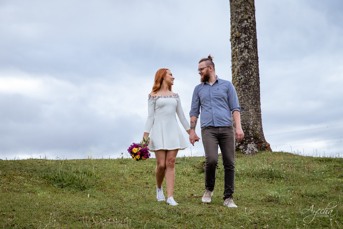 Ensaio de casal; Casal Curitiba; Fotografa de casais Curitiba; Fotografa Piraquara; Ensaio romântico; Pré wedding Curitiba; Ensaio pré casamento; Ensaio ao ar livre; Fotografa Curitiba; Inspiração para fotos de casal; EnsaioTijucas do Sul; 