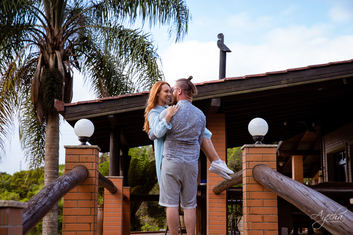 Ensaio de casal; Casal Curitiba; Fotografa de casais Curitiba; Fotografa Piraquara; Ensaio romântico; Pré wedding Curitiba; Ensaio pré casamento; Ensaio ao ar livre; Fotografa Curitiba; Inspiração para fotos de casal; EnsaioTijucas do Sul; 