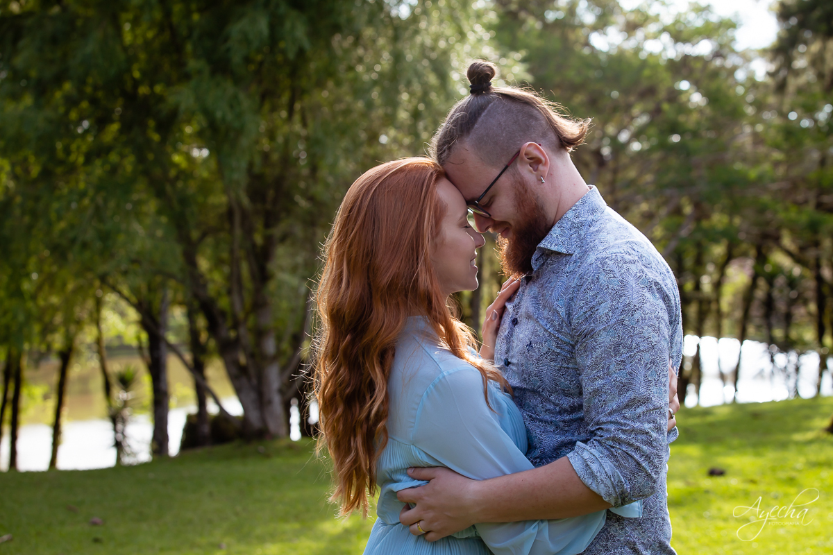 Ensaio de casal; Casal Curitiba; Fotografa de casais Curitiba; Fotografa Piraquara; Ensaio romântico; Pré wedding Curitiba; Ensaio pré casamento; Ensaio ao ar livre; Fotografa Curitiba; Inspiração para fotos de casal; EnsaioTijucas do Sul; 