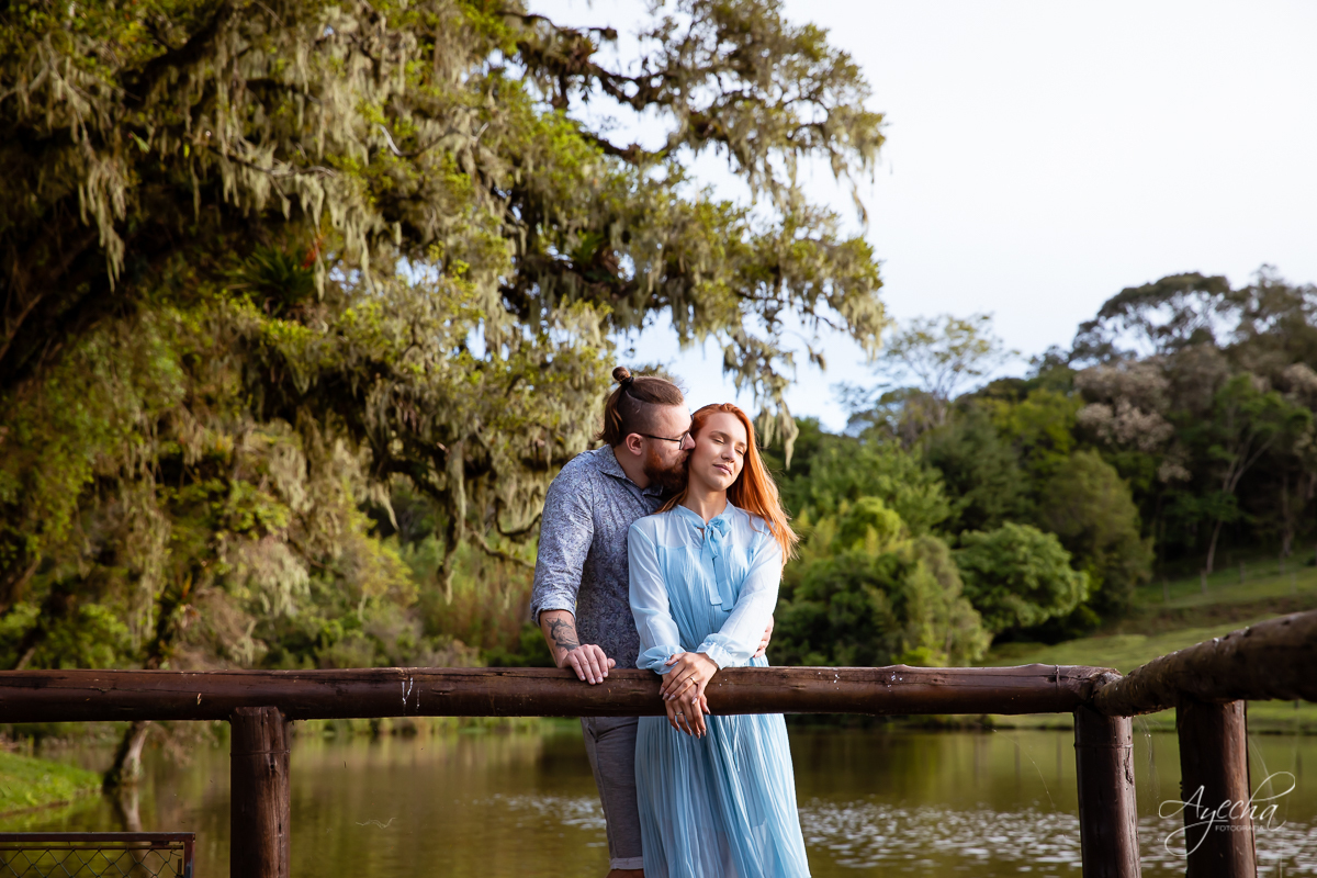 Ensaio de casal; Casal Curitiba; Fotografa de casais Curitiba; Fotografa Piraquara; Ensaio romântico; Pré wedding Curitiba; Ensaio pré casamento; Ensaio ao ar livre; Fotografa Curitiba; Inspiração para fotos de casal; EnsaioTijucas do Sul; 