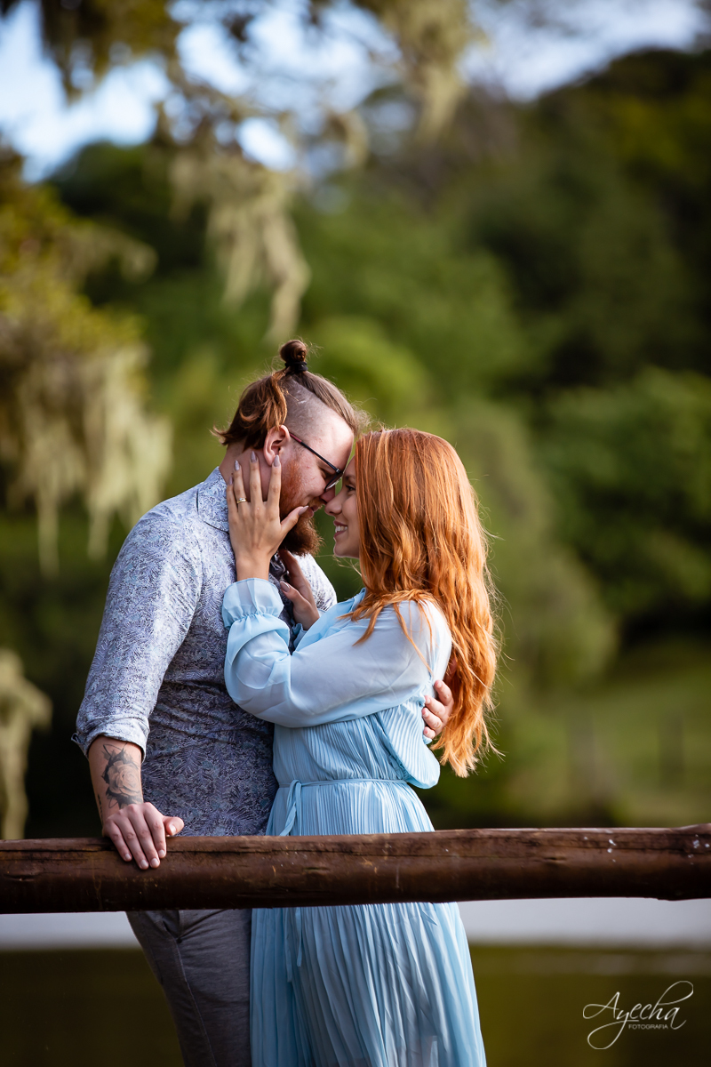 Ensaio de casal; Casal Curitiba; Fotografa de casais Curitiba; Fotografa Piraquara; Ensaio romântico; Pré wedding Curitiba; Ensaio pré casamento; Ensaio ao ar livre; Fotografa Curitiba; Inspiração para fotos de casal; EnsaioTijucas do Sul; 