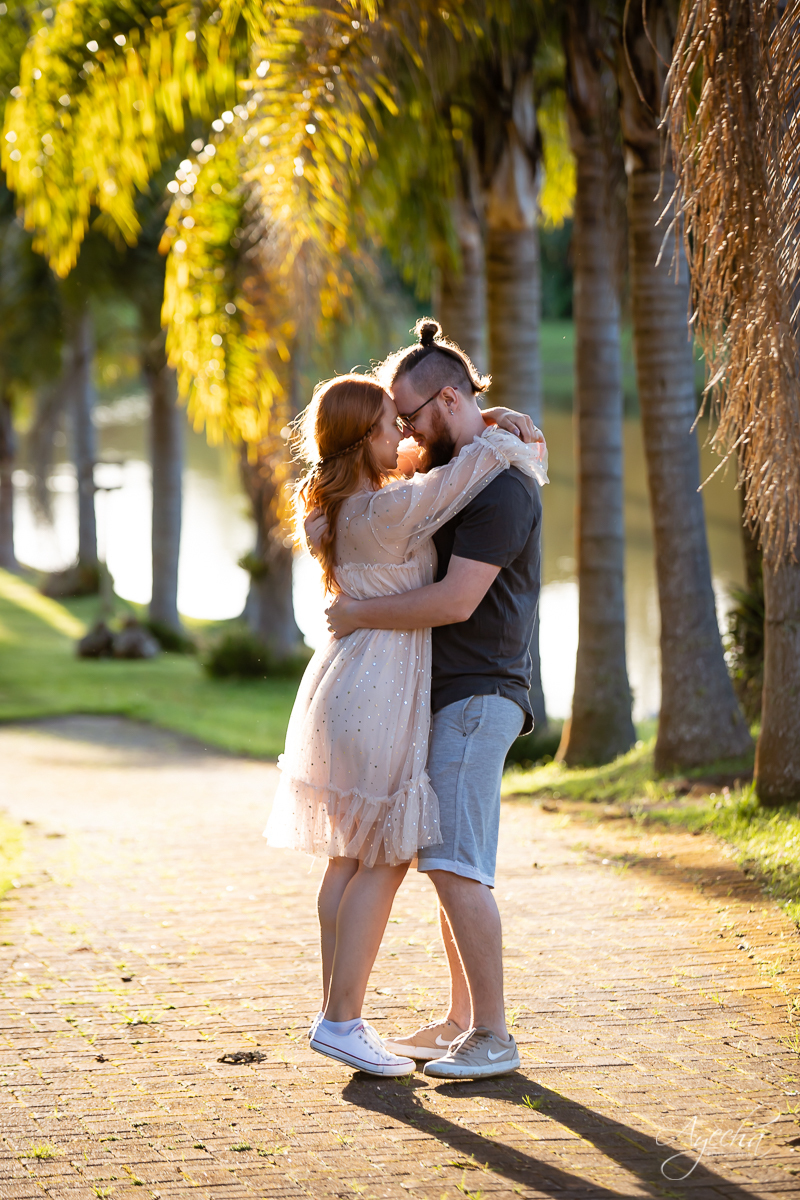 Ensaio de casal; Casal Curitiba; Fotografa de casais Curitiba; Fotografa Piraquara; Ensaio romântico; Pré wedding Curitiba; Ensaio pré casamento; Ensaio ao ar livre; Fotografa Curitiba; Inspiração para fotos de casal; EnsaioTijucas do Sul; 