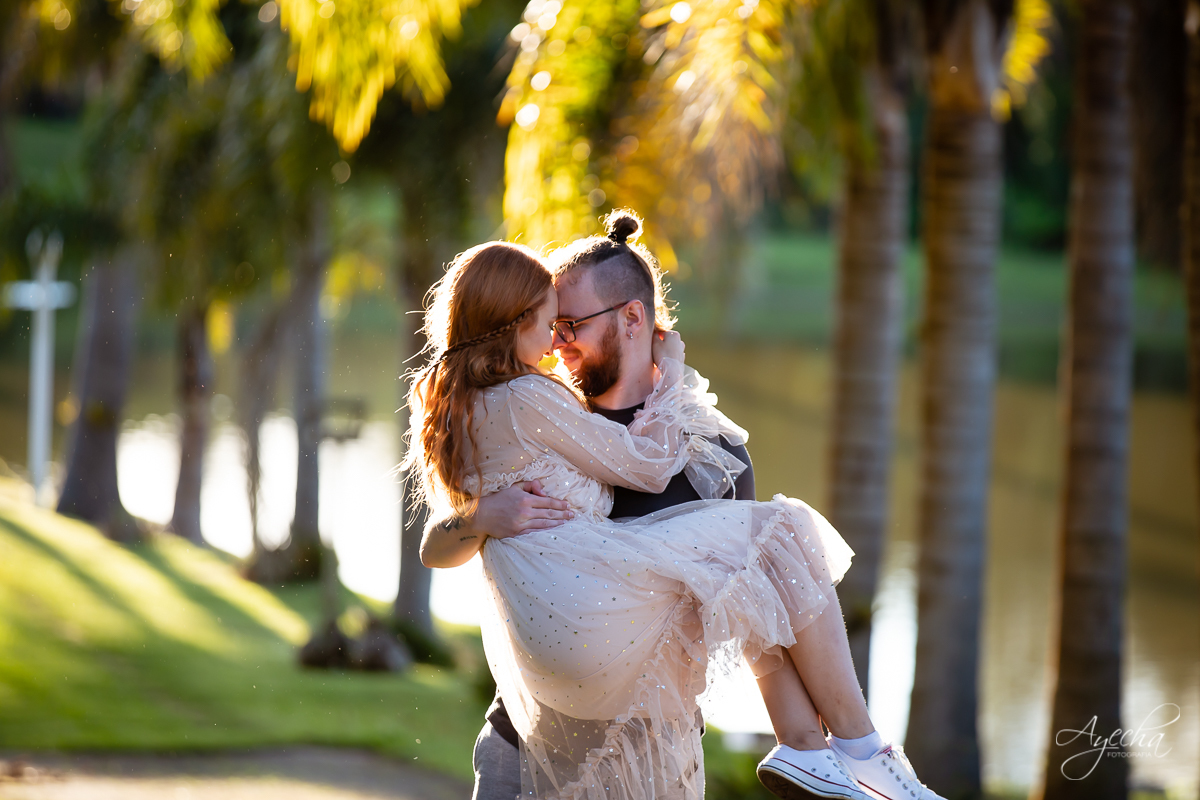 Ensaio de casal; Casal Curitiba; Fotografa de casais Curitiba; Fotografa Piraquara; Ensaio romântico; Pré wedding Curitiba; Ensaio pré casamento; Ensaio ao ar livre; Fotografa Curitiba; Inspiração para fotos de casal; EnsaioTijucas do Sul; 