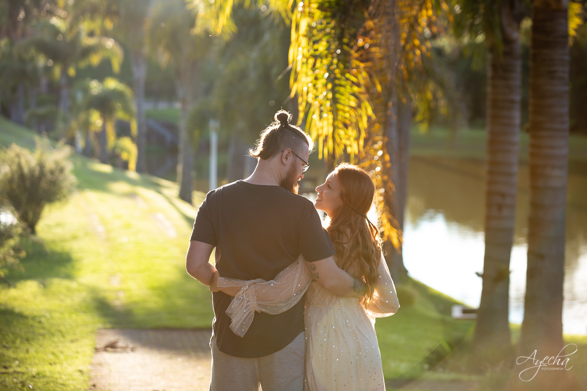 Ensaio de casal; Casal Curitiba; Fotografa de casais Curitiba; Fotografa Piraquara; Ensaio romântico; Pré wedding Curitiba; Ensaio pré casamento; Ensaio ao ar livre; Fotografa Curitiba; Inspiração para fotos de casal; EnsaioTijucas do Sul; 