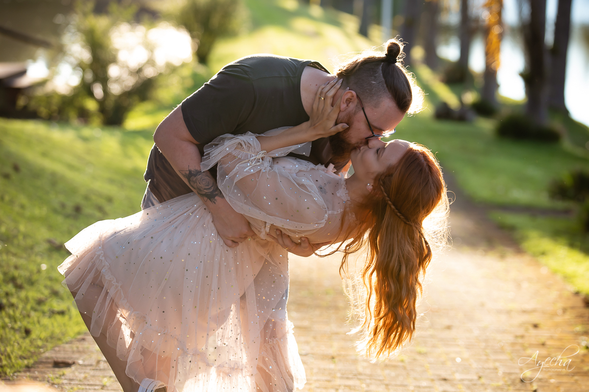 Ensaio de casal; Casal Curitiba; Fotografa de casais Curitiba; Fotografa Piraquara; Ensaio romântico; Pré wedding Curitiba; Ensaio pré casamento; Ensaio ao ar livre; Fotografa Curitiba; Inspiração para fotos de casal; EnsaioTijucas do Sul; 