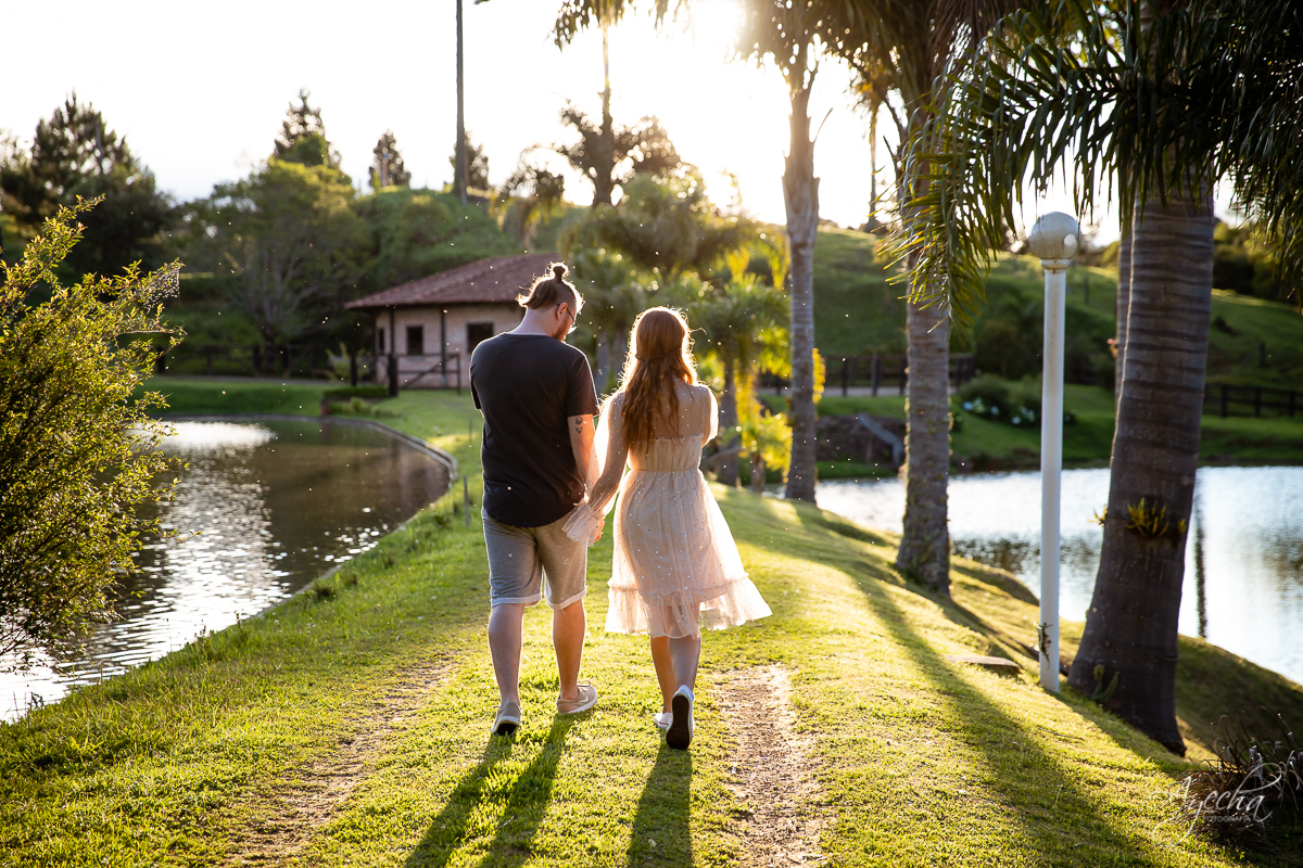 Ensaio de casal; Casal Curitiba; Fotografa de casais Curitiba; Fotografa Piraquara; Ensaio romântico; Pré wedding Curitiba; Ensaio pré casamento; Ensaio ao ar livre; Fotografa Curitiba; Inspiração para fotos de casal;  Ensaio por do sol; 