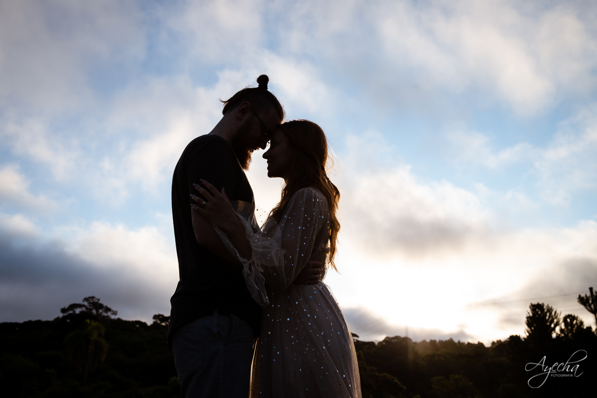 Ensaio de casal; Casal Curitiba; Fotografa de casais Curitiba; Fotografa Piraquara; Ensaio romântico; Pré wedding Curitiba; Ensaio pré casamento; Ensaio ao ar livre; Fotografa Curitiba; Inspiração para fotos de casal;  Ensaio por do sol; 