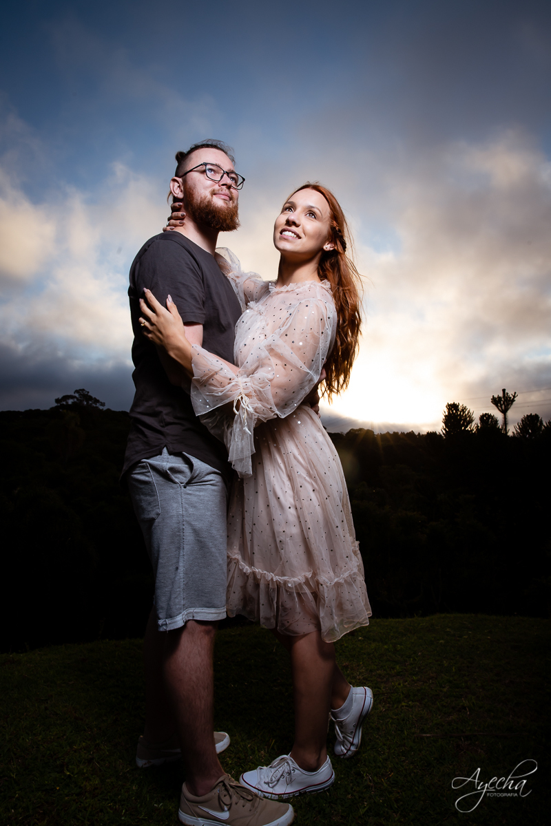 Ensaio de casal; Casal Curitiba; Fotografa de casais Curitiba; Fotografa Piraquara; Ensaio romântico; Pré wedding Curitiba; Ensaio pré casamento; Ensaio ao ar livre; Fotografa Curitiba; Inspiração para fotos de casal; Ensaio por do sol; 