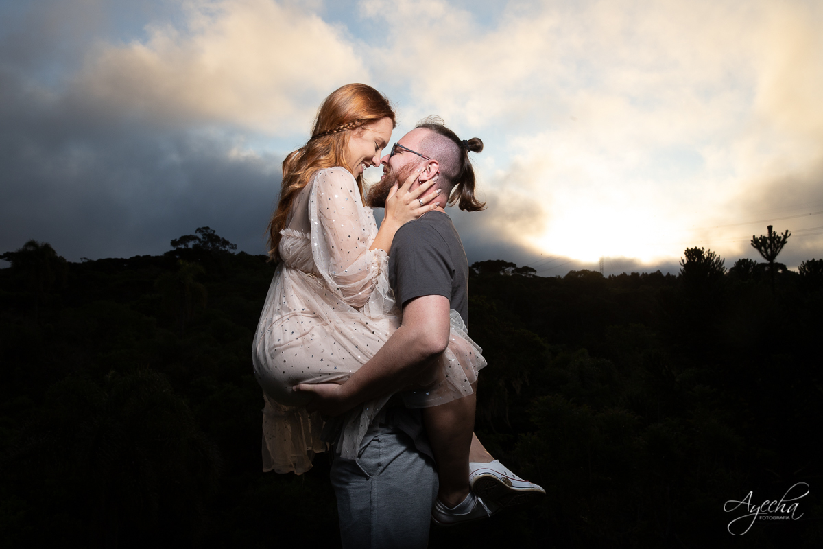 Ensaio de casal; Casal Curitiba; Fotografa de casais Curitiba; Fotografa Piraquara; Ensaio romântico; Pré wedding Curitiba; Ensaio pré casamento; Ensaio ao ar livre; Fotografa Curitiba; Inspiração para fotos de casal; Ensaio por do sol; 