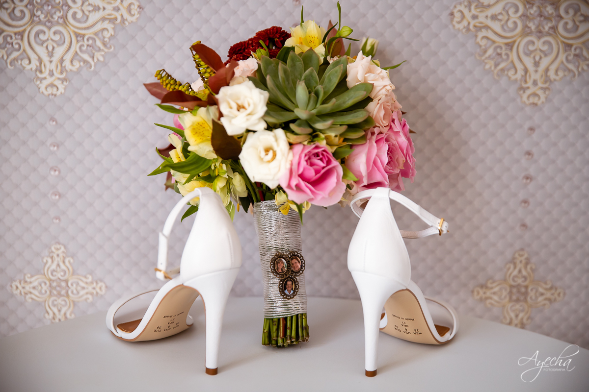 Making of da noiva; Dia da noiva; Fotografa de casamentos; Casamentos Curitiba; Noivas Curitiba; Fotografa Curitiba; Festa de casamento; Casamento dos sonhos; Fotografa de casamentos Curitiba; Inspiração de casamento; Vestido de noiva; Buque da noiva;