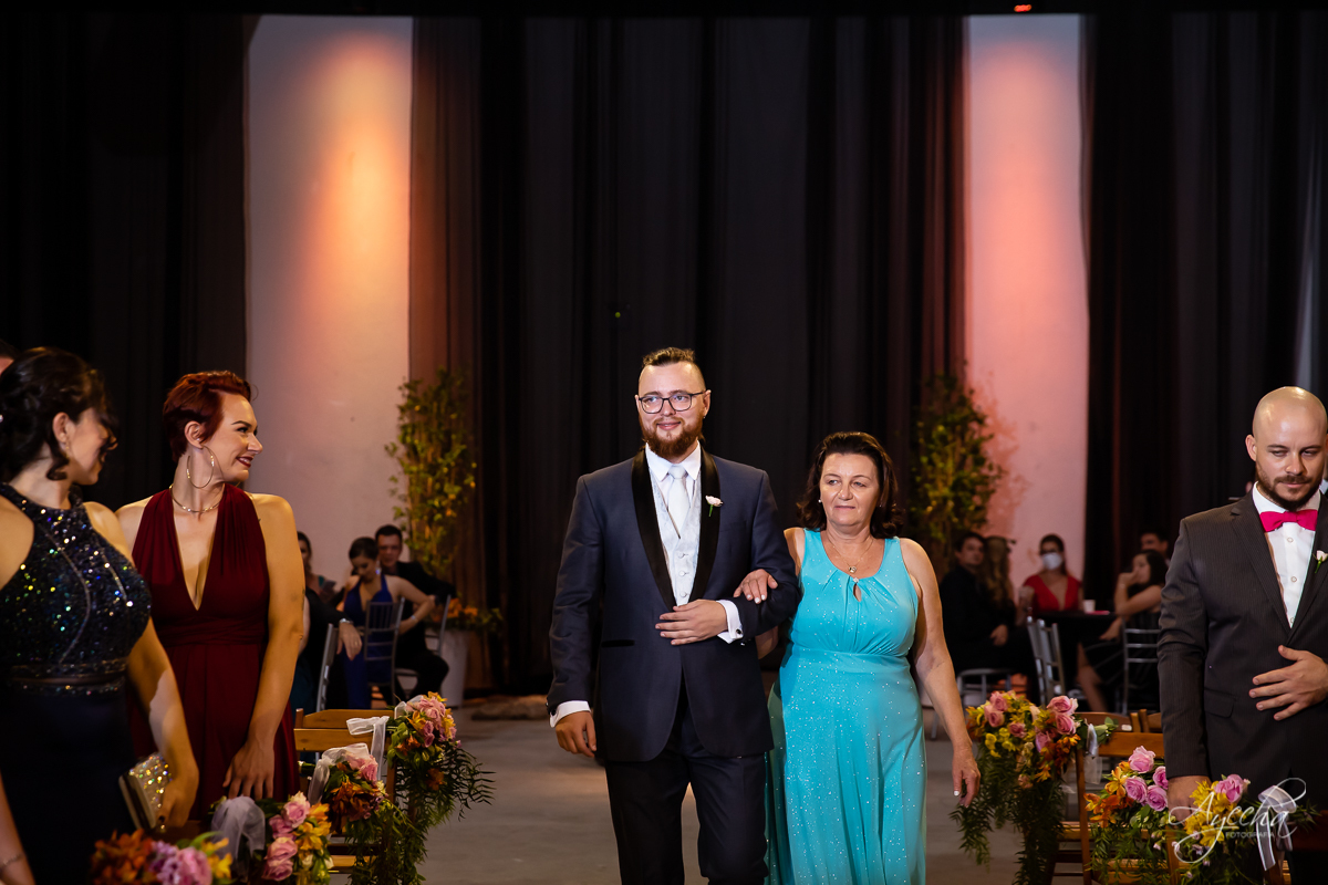 Festa de casamento; Entrada do noivo  com a mãe; Casamento do sonhos; Casamento em Curitiba; Decoração de casamento; Fotografa de casais; Dia dos noivos; Casamentos Pinhais; Hauser Eventos; Inspoiração de decoração de casamento;