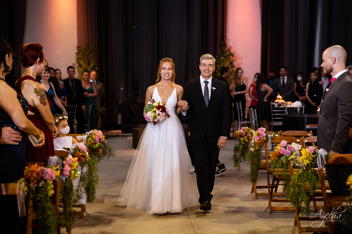 Festa de casamento; Entrada da noiva com o pai; Casamento do sonhos; Casamento em Curitiba; Decoração de casamento; Fotografa de casais; Dia dos noivos; Casamentos Pinhais; Hauser Eventos; Inspoiração de decoração de casamento;