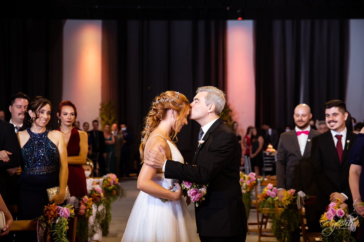 Festa de casamento; Entrada da noiva com o pai; Casamento do sonhos; Casamento em Curitiba; Decoração de casamento; Fotografa de casais; Dia dos noivos; Casamentos Pinhais; Hauser Eventos; Inspoiração de decoração de casamento;