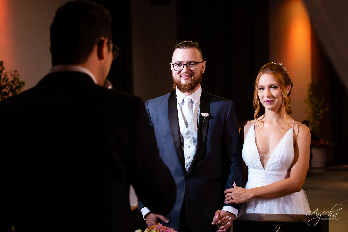 Festa de casamento; Casamento do sonhos; Casamento em Curitiba; Decoração de casamento; Fotografa de casais; Dia dos noivos; Casamentos Pinhais; Hauser Eventos; Inspiração de decoração de casamento; Cerimonia religiosa; 