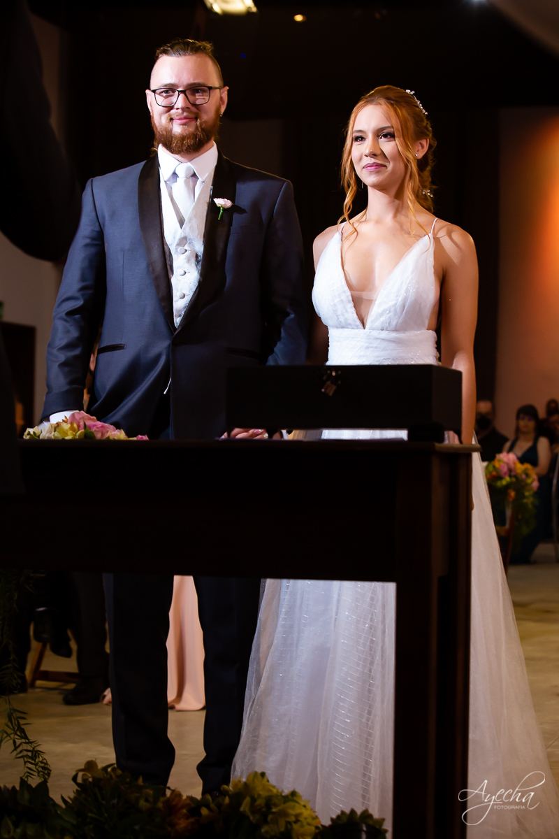 Festa de casamento; Casamento do sonhos; Casamento em Curitiba; Decoração de casamento; Fotografa de casais; Dia dos noivos; Casamentos Pinhais; Hauser Eventos; Inspiração de decoração de casamento; Cerimonia religiosa; 