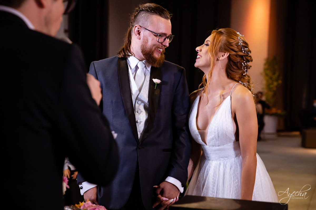 Festa de casamento; Casamento do sonhos; Casamento em Curitiba; Decoração de casamento; Fotografa de casais; Dia dos noivos; Casamentos Pinhais; Hauser Eventos; Inspiração de decoração de casamento; Cerimonia religiosa; 