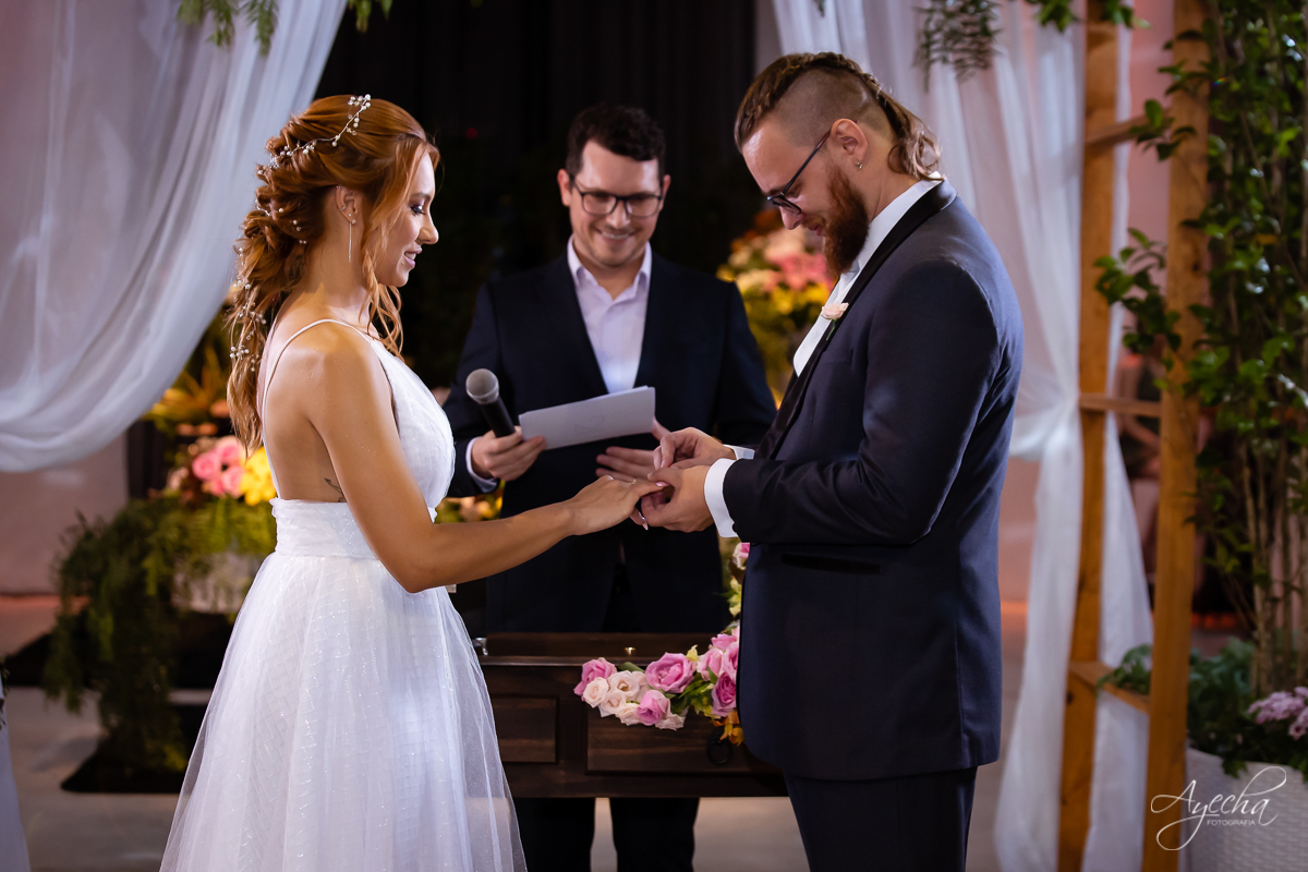 Festa de casamento; Casamento do sonhos; Casamento em Curitiba; Decoração de casamento; Fotografa de casais; Dia dos noivos; Casamentos Pinhais; Hauser Eventos; Inspiração de decoração de casamento; Cerimonia religiosa; Entrada das alianças;