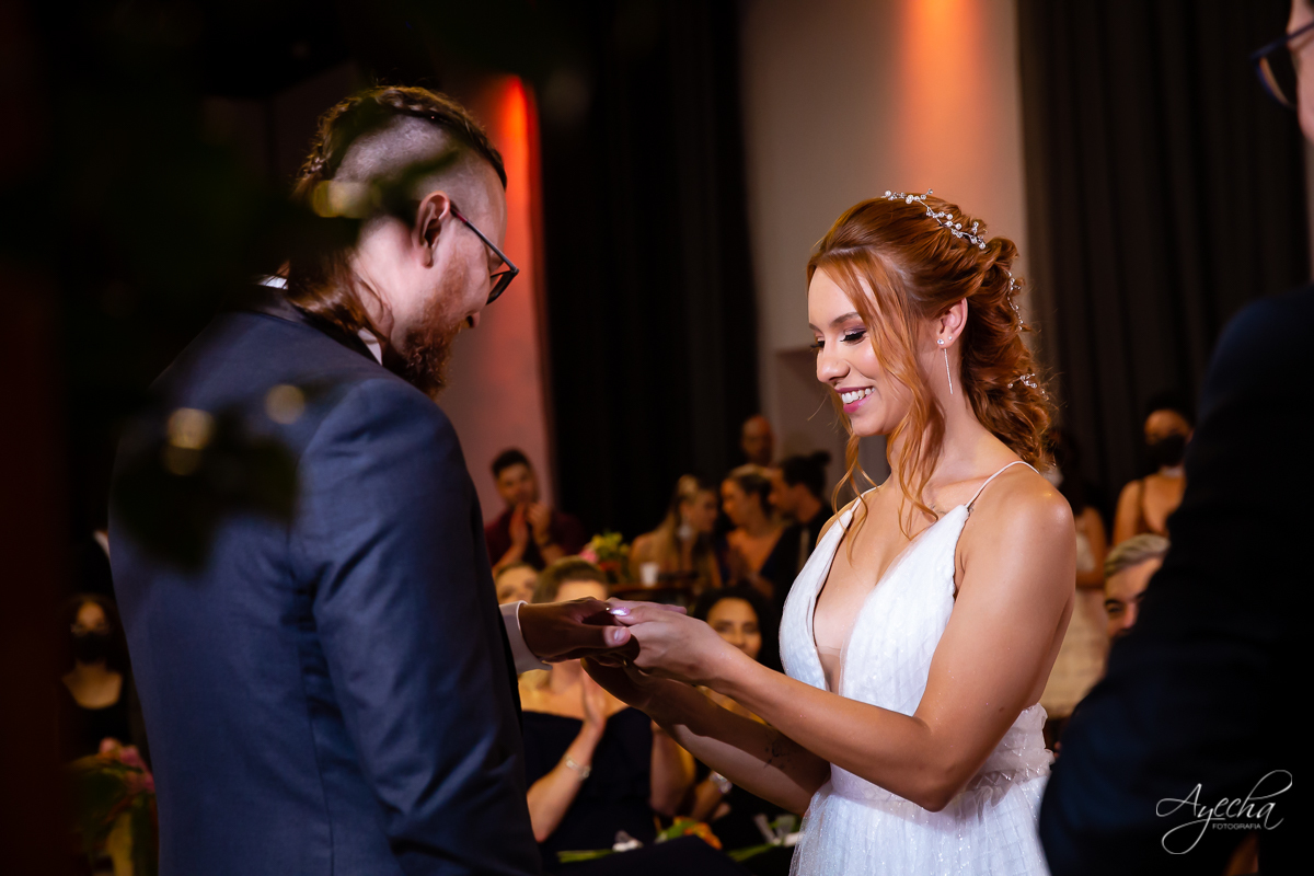 Festa de casamento; Casamento do sonhos; Casamento em Curitiba; Decoração de casamento; Fotografa de casais; Dia dos noivos; Casamentos Pinhais; Hauser Eventos; Inspiração de decoração de casamento; Cerimonia religiosa; Entrada das alianças;