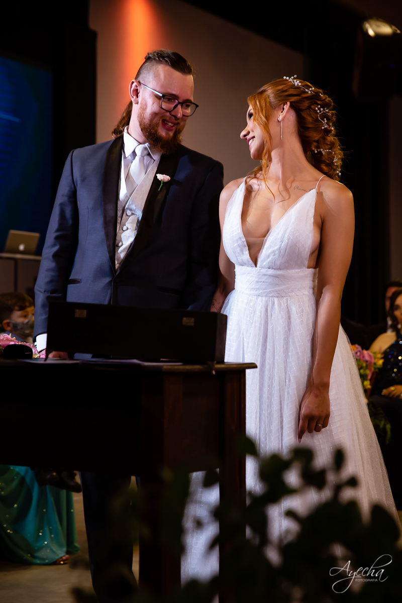 Festa de casamento; Casamento do sonhos; Casamento em Curitiba; Decoração de casamento; Fotografa de casais; Dia dos noivos; Casamentos Pinhais; Hauser Eventos; Inspiração de decoração de casamento; Cerimonia religiosa; Entrada das alianças;