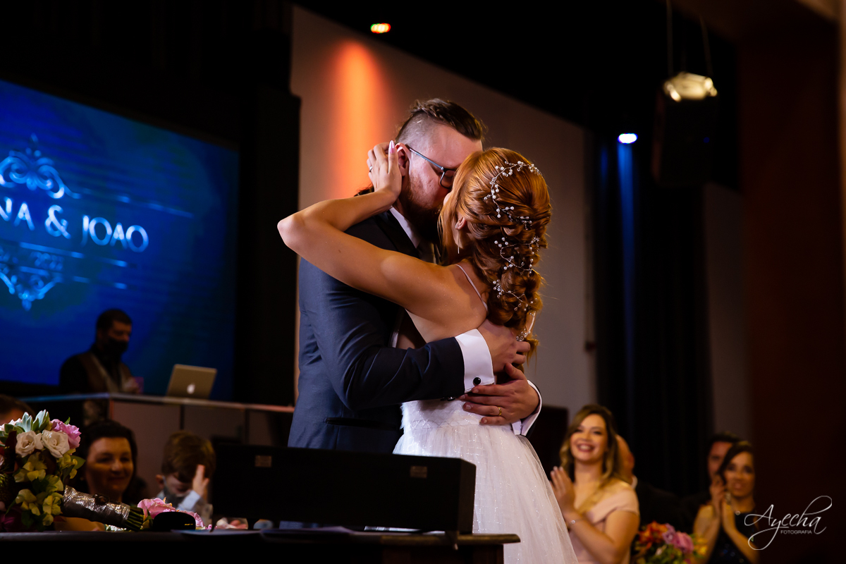 Festa de casamento; Casamento do sonhos; Casamento em Curitiba; Decoração de casamento; Fotografa de casais; Dia dos noivos; Casamentos Pinhais; Hauser Eventos; Inspiração de decoração de casamento; Cerimonia religiosa; Beijo dos noivos;