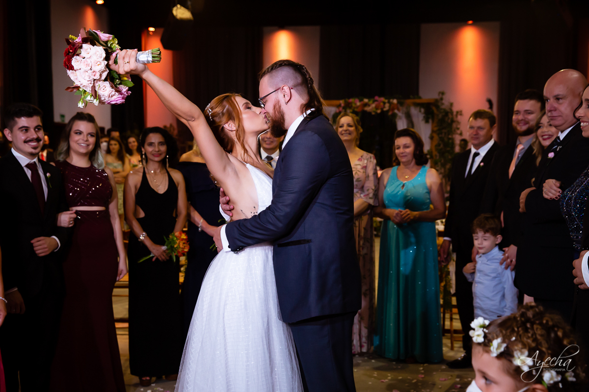 Festa de casamento; Casamento do sonhos; Casamento em Curitiba; Decoração de casamento; Fotografa de casais; Dia dos noivos; Casamentos Pinhais; Hauser Eventos; Inspiração de decoração de casamento; Cerimonia religiosa; Beijo dos noivos;