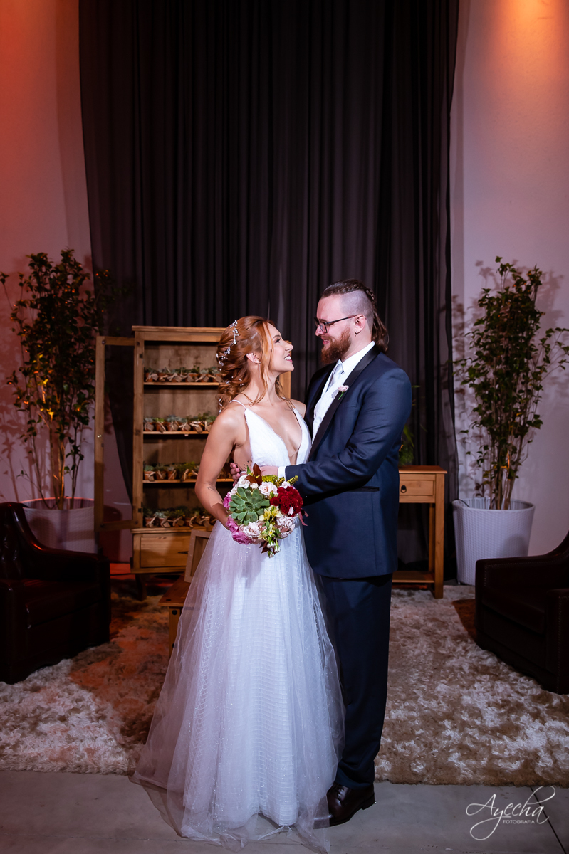 Festa de casamento; Casamento do sonhos; Casamento em Curitiba; Decoração de casamento; Fotografa de casais; Dia dos noivos; Casamentos Pinhais; Hauser Eventos; Inspiração de decoração de casamento; Cerimonia religiosa; Beijo dos noivos;