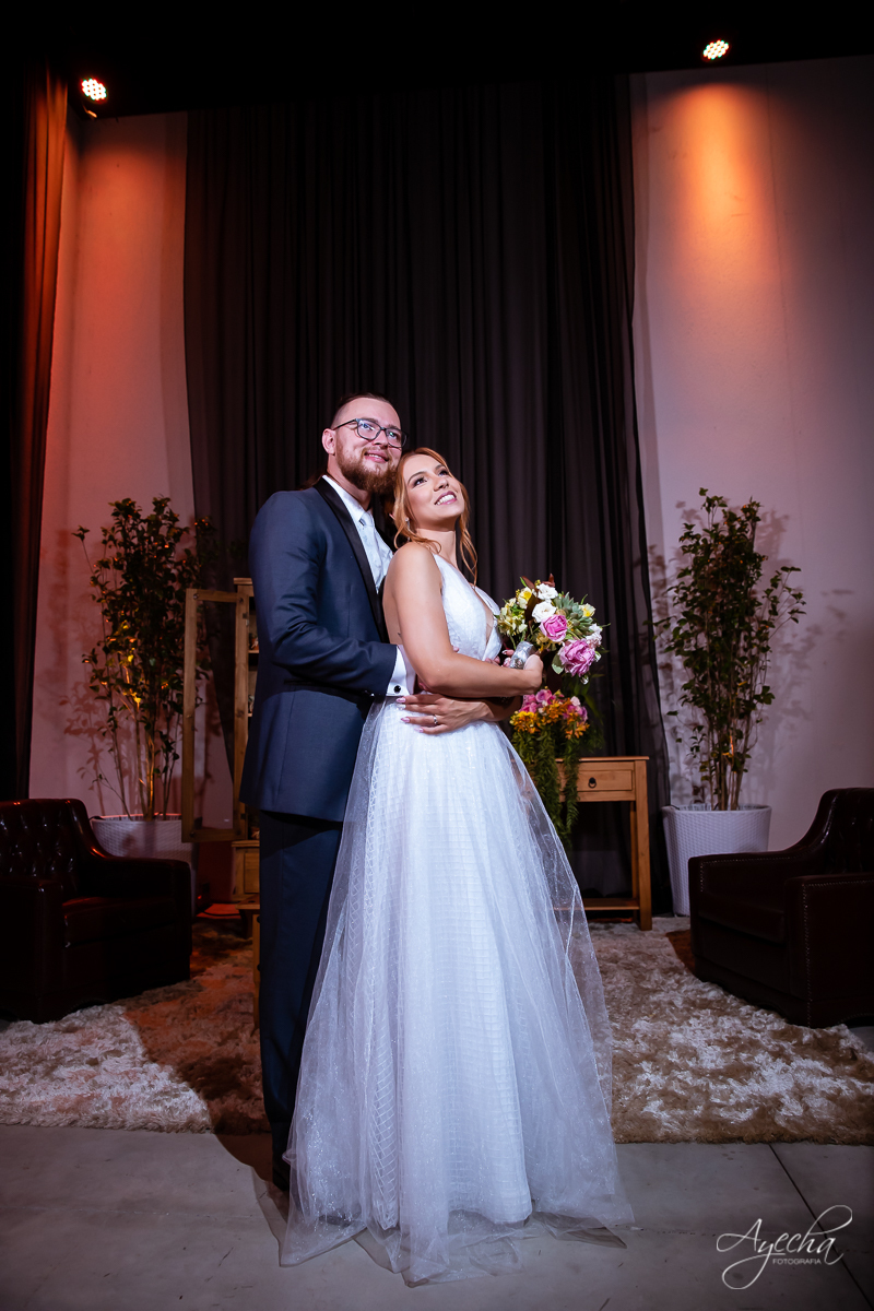 Festa de casamento; Casamento do sonhos; Casamento em Curitiba; Decoração de casamento; Fotografa de casais; Dia dos noivos; Casamentos Pinhais; Hauser Eventos; Inspiração de decoração de casamento; Cerimonia religiosa; Beijo dos noivos;