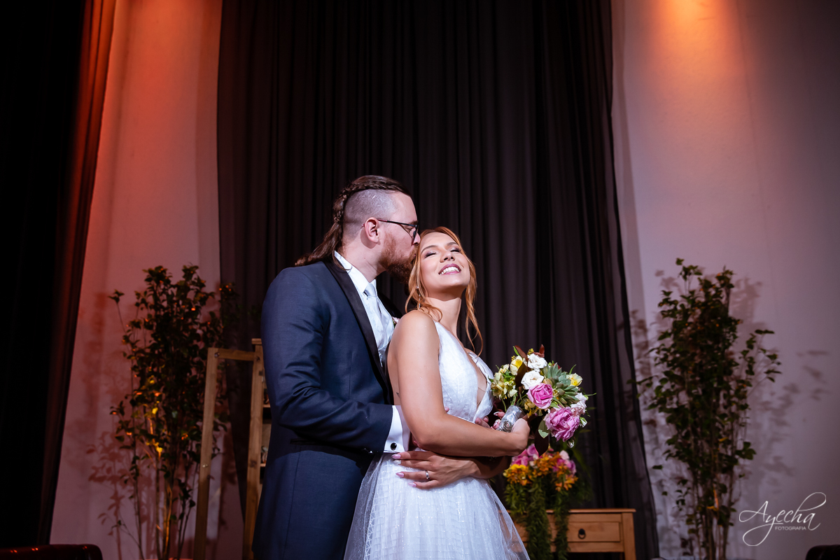 Festa de casamento; Casamento do sonhos; Casamento em Curitiba; Decoração de casamento; Fotografa de casais; Dia dos noivos; Casamentos Pinhais; Hauser Eventos; Inspiração de decoração de casamento; Cerimonia religiosa; Beijo dos noivos;