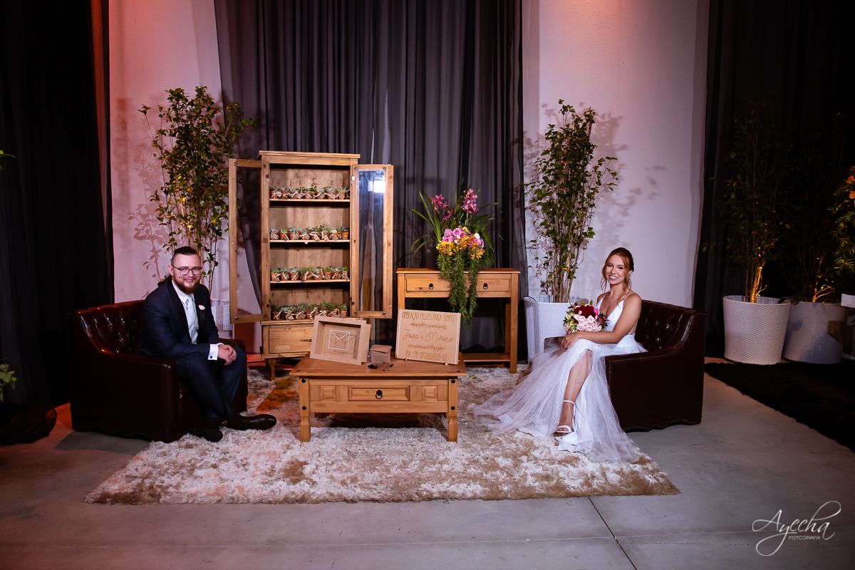 Festa de casamento; Casamento do sonhos; Casamento em Curitiba; Decoração de casamento; Fotografa de casais; Dia dos noivos; Casamentos Pinhais; Hauser Eventos; Inspiração de decoração de casamento; Cerimonia religiosa; Beijo dos noivos;