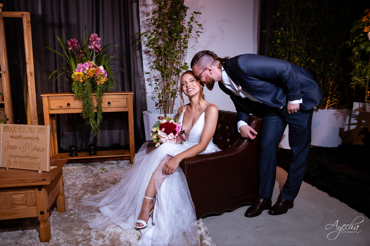 Festa de casamento; Casamento do sonhos; Casamento em Curitiba; Decoração de casamento; Fotografa de casais; Dia dos noivos; Casamentos Pinhais; Hauser Eventos; Inspiração de decoração de casamento; Cerimonia religiosa; Beijo dos noivos;