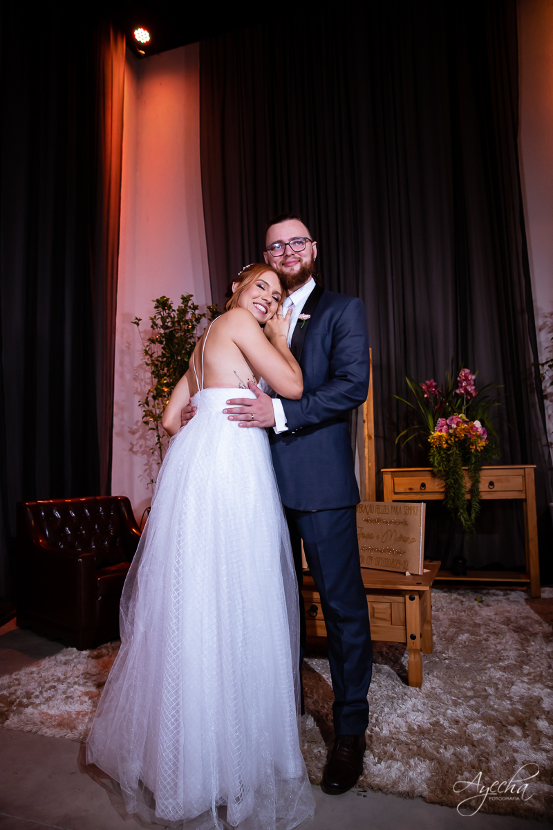 Festa de casamento; Casamento do sonhos; Casamento em Curitiba; Decoração de casamento; Fotografa de casais; Dia dos noivos; Casamentos Pinhais; Hauser Eventos; Inspiração de decoração de casamento; Cerimonia religiosa; Beijo dos noivos;