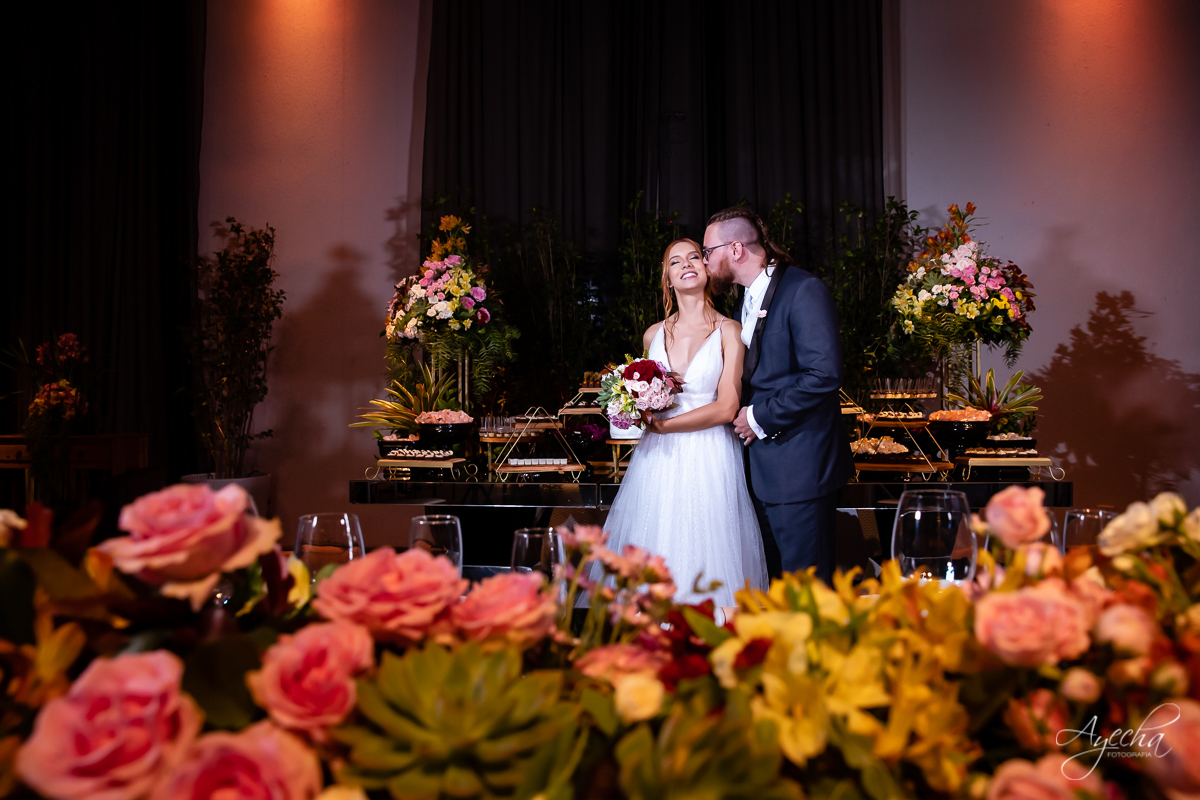 Festa de casamento; Casamento do sonhos; Casamento em Curitiba; Decoração de casamento; Fotografa de casais; Dia dos noivos; Casamentos Pinhais; Hauser Eventos; Inspiração de decoração de casamento; Cerimonia religiosa; Beijo dos noivos;