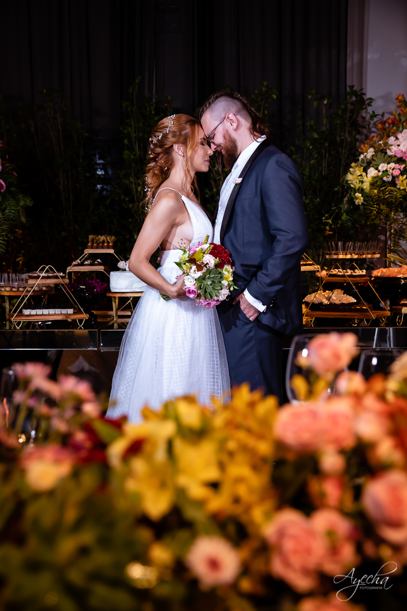 Festa de casamento; Casamento do sonhos; Casamento em Curitiba; Decoração de casamento; Fotografa de casais; Dia dos noivos; Casamentos Pinhais; Hauser Eventos; Inspiração de decoração de casamento; Cerimonia religiosa; Beijo dos noivos;