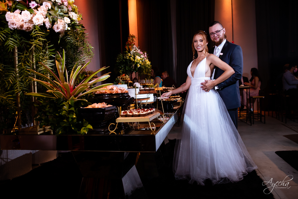 Festa de casamento; Casamento do sonhos; Casamento em Curitiba; Decoração de casamento; Fotografa de casais; Dia dos noivos; Casamentos Pinhais; Hauser Eventos; Inspiração de decoração de casamento; Cerimonia religiosa; Beijo dos noivos;