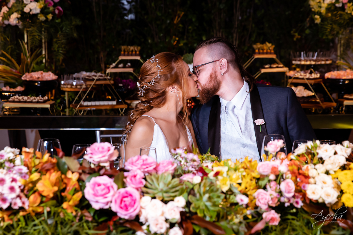 Festa de casamento; Casamento do sonhos; Casamento em Curitiba; Decoração de casamento; Fotografa de casais; Dia dos noivos; Casamentos Pinhais; Hauser Eventos; Inspiração de decoração de casamento; Cerimonia religiosa; Beijo dos noivos;