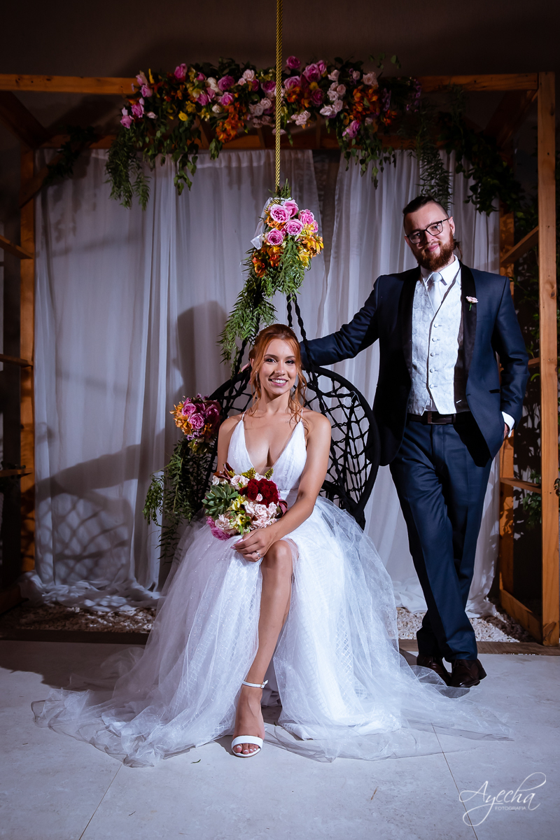 Festa de casamento; Casamento do sonhos; Casamento em Curitiba; Decoração de casamento; Fotografa de casais; Dia dos noivos; Casamentos Pinhais; Hauser Eventos; Inspiração de decoração de casamento; Cerimonia religiosa; Beijo dos noivos;