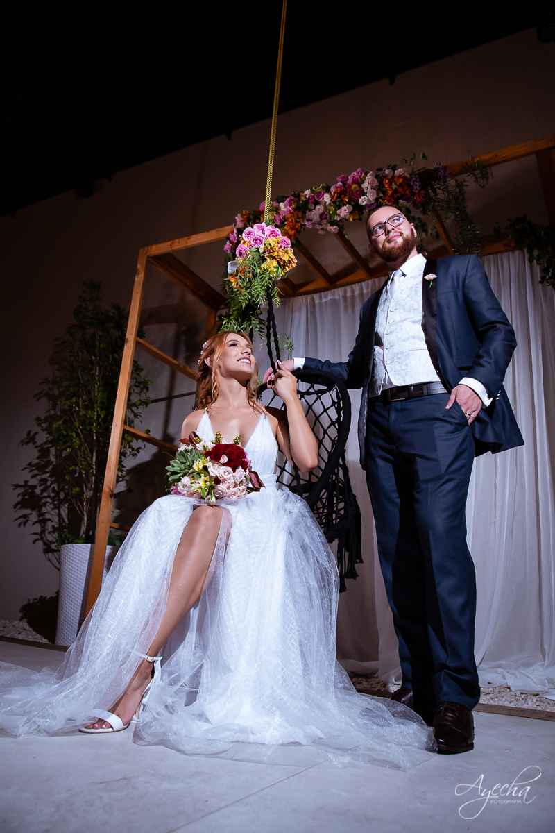 Festa de casamento; Casamento do sonhos; Casamento em Curitiba; Decoração de casamento; Fotografa de casais; Dia dos noivos; Casamentos Pinhais; Hauser Eventos; Inspiração de decoração de casamento; Cerimonia religiosa; Beijo dos noivos;