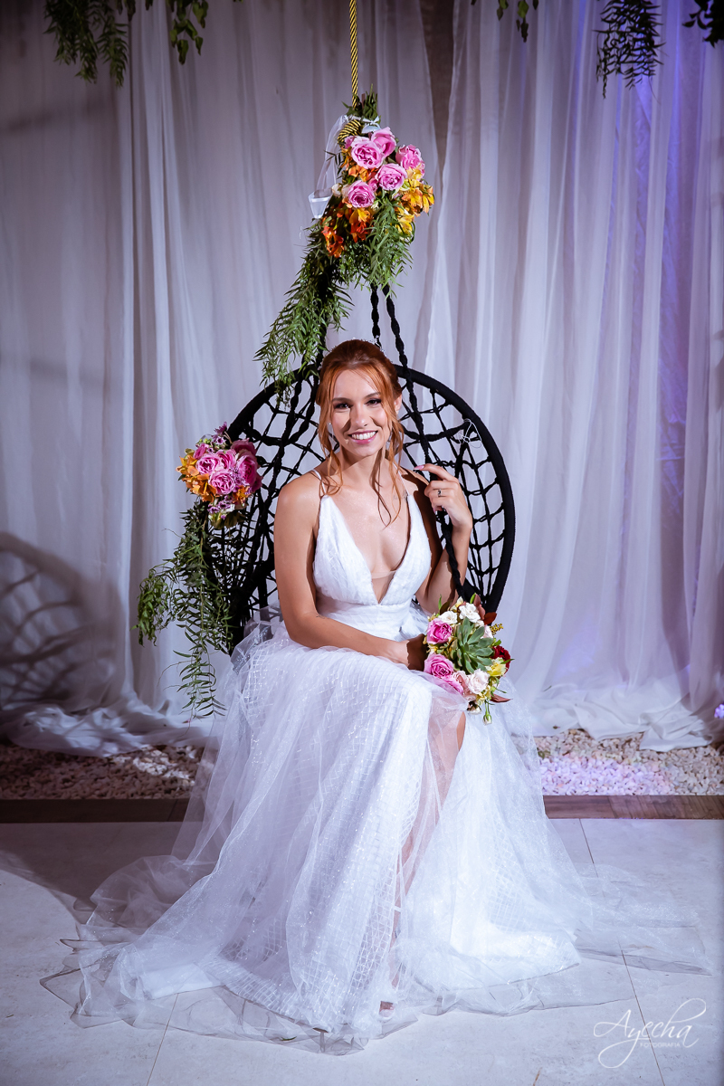 Festa de casamento; Casamento do sonhos; Casamento em Curitiba; Decoração de casamento; Fotografa de casais; Dia dos noivos; Casamentos Pinhais; Hauser Eventos; Inspiração de decoração de casamento; Cerimonia religiosa; Beijo dos noivos;