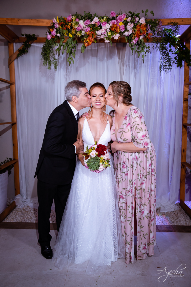 Festa de casamento; Casamento do sonhos; Casamento em Curitiba; Decoração de casamento; Fotografa de casais; Dia dos noivos; Casamentos Pinhais; Hauser Eventos; Inspiração de decoração de casamento; Cerimonia religiosa; Pais da noiva;