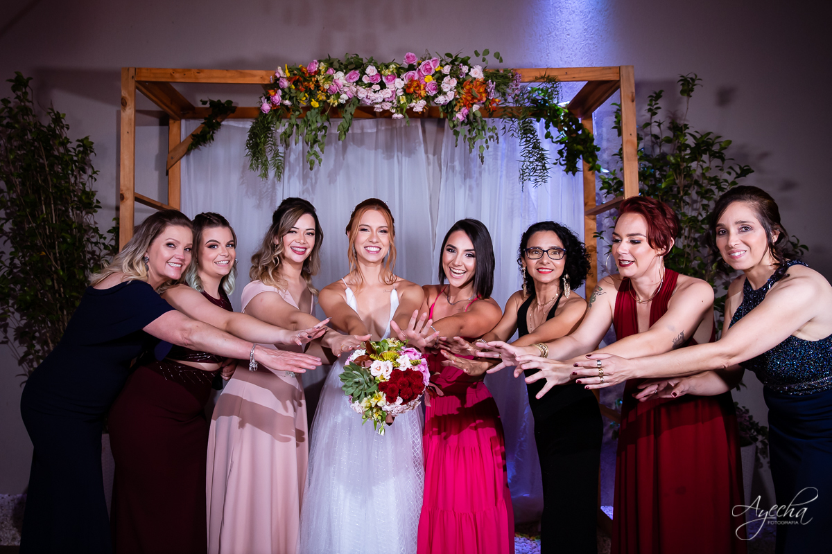 Festa de casamento; Casamento do sonhos; Casamento em Curitiba; Decoração de casamento; Fotografa de casais; Dia dos noivos; Casamentos Pinhais; Hauser Eventos; Inspiração de decoração de casamento; Cerimonia religiosa; Madrinhas e noiva;