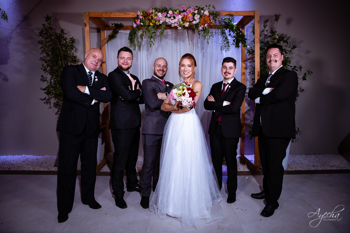 Festa de casamento; Casamento do sonhos; Casamento em Curitiba; Decoração de casamento; Fotografa de casais; Dia dos noivos; Casamentos Pinhais; Hauser Eventos; Inspiração de decoração de casamento; Cerimonia religiosa; Padrinhos e noiva;