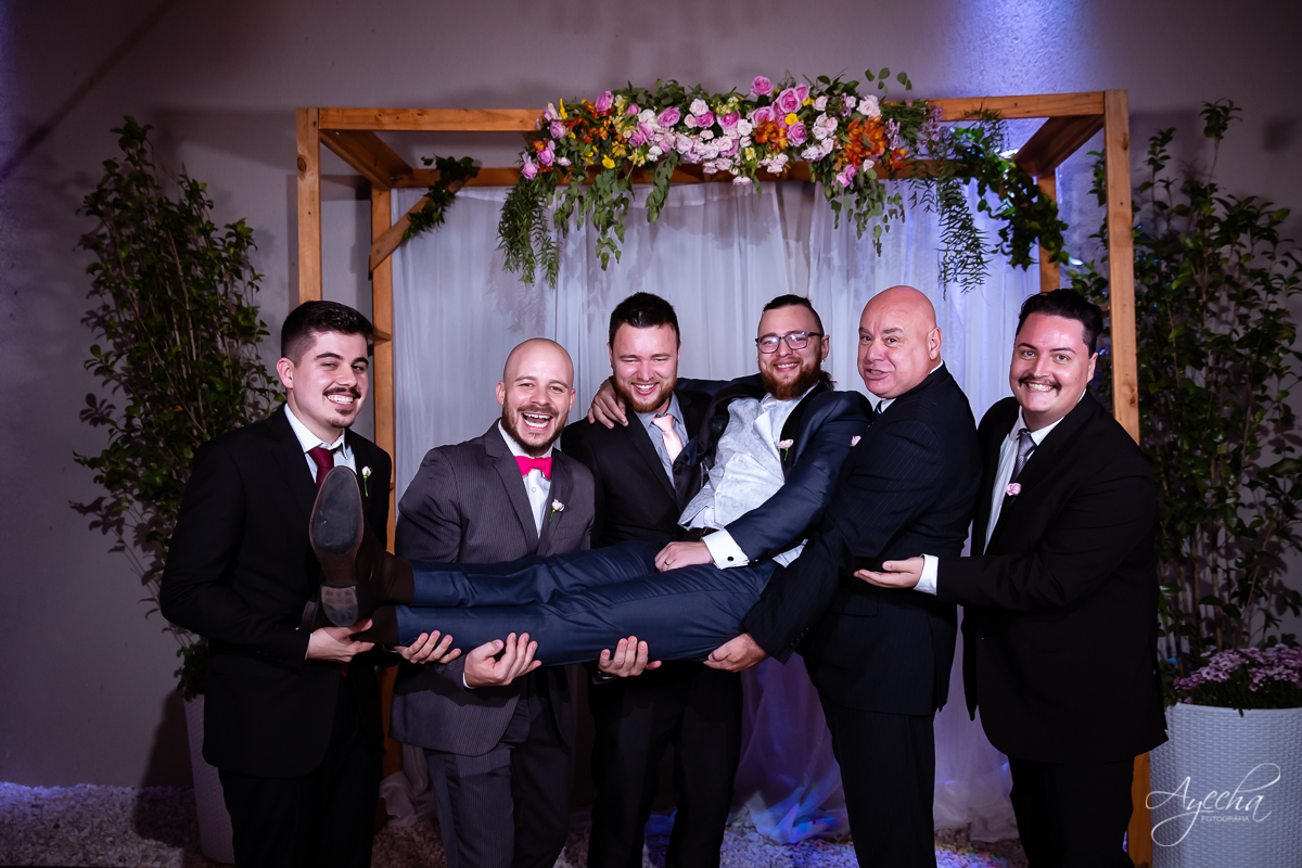 Festa de casamento; Casamento do sonhos; Casamento em Curitiba; Decoração de casamento; Fotografa de casais; Dia dos noivos; Casamentos Pinhais; Hauser Eventos; Inspiração de decoração de casamento; Cerimonia religiosa; Padrinhos e noivo;