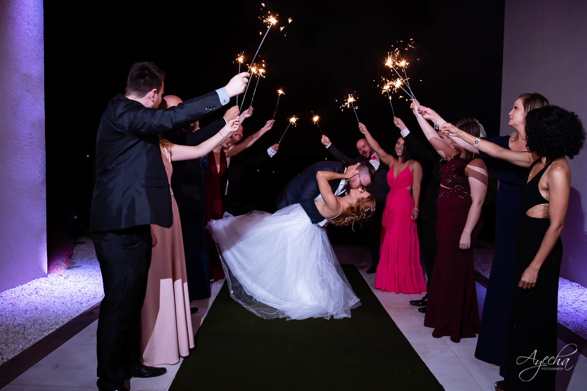 Festa de casamento; Casamento do sonhos; Casamento em Curitiba; Decoração de casamento; Fotografa de casais; Dia dos noivos; Casamentos Pinhais; Hauser Eventos; Inspiração de decoração de casamento; Cerimonia religiosa; Beijo dos noivos;