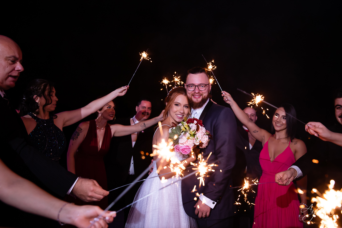 Festa de casamento; Casamento do sonhos; Casamento em Curitiba; Decoração de casamento; Fotografa de casais; Dia dos noivos; Casamentos Pinhais; Hauser Eventos; Inspiração de decoração de casamento; Cerimonia religiosa; Beijo dos noivos;