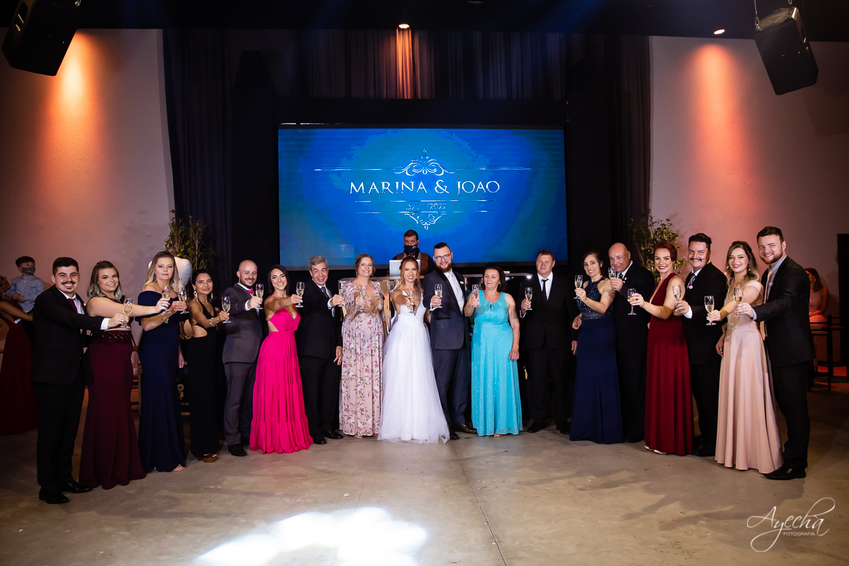 Festa de casamento; Casamento do sonhos; Casamento em Curitiba; Decoração de casamento; Fotografa de casais; Dia dos noivos; Casamentos Pinhais; Hauser Eventos; Inspiração de decoração de casamento; Cerimonia religiosa; Padrinhos e noivos;